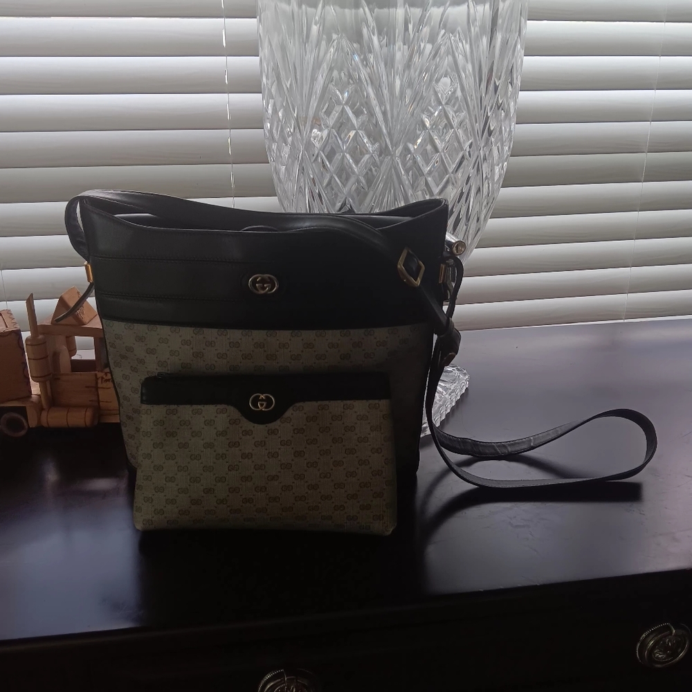 Vintage Gucci crossbody bag. With additional pouch